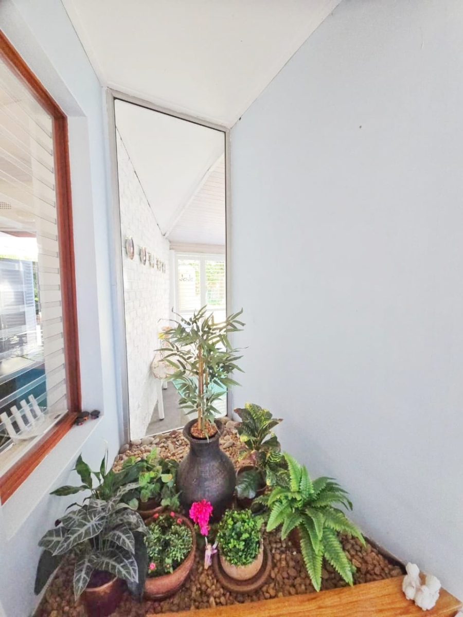 5 Bedroom Property for Sale in Kingfisher Creek Western Cape